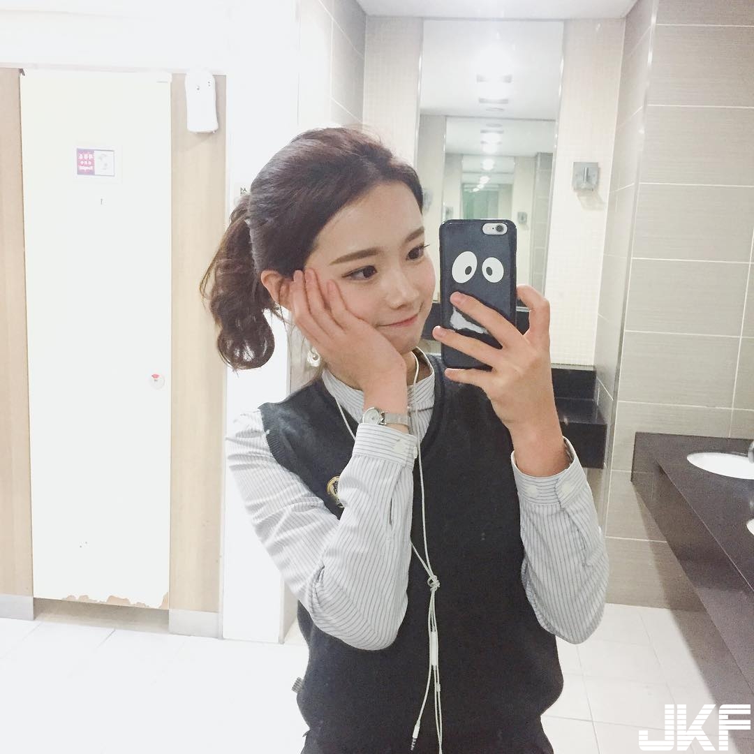 我的給你吃！氣質正妹深喉嚨大熱狗一口塞 「極致挑逗」讓人喉頭一緊
