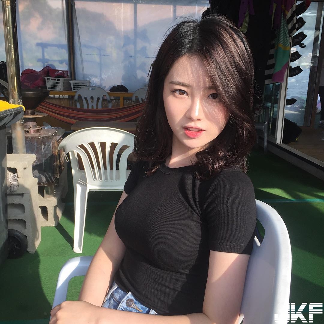 我的給你吃！氣質正妹深喉嚨大熱狗一口塞 「極致挑逗」讓人喉頭一緊