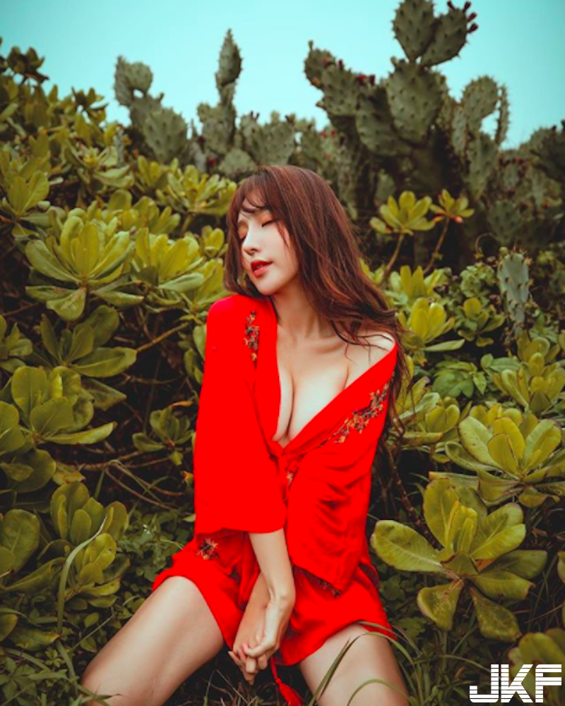 高雄女中「甜美學生妹」出沒！粉嫩肌膚＋白皙美乳太極品！好想跟她當同學啊！