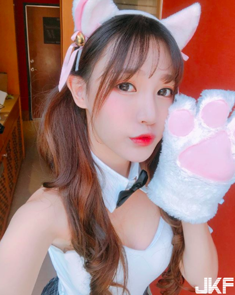 高雄女中「甜美學生妹」出沒！粉嫩肌膚＋白皙美乳太極品！好想跟她當同學啊！