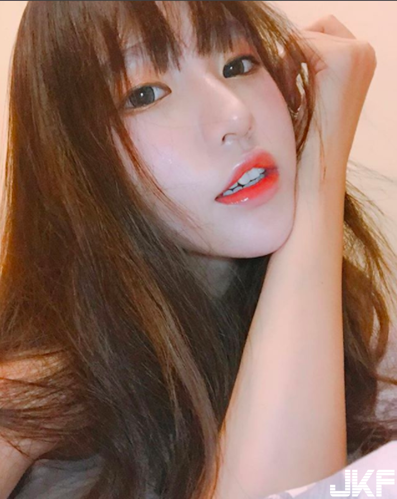 高雄女中「甜美學生妹」出沒！粉嫩肌膚＋白皙美乳太極品！好想跟她當同學啊！