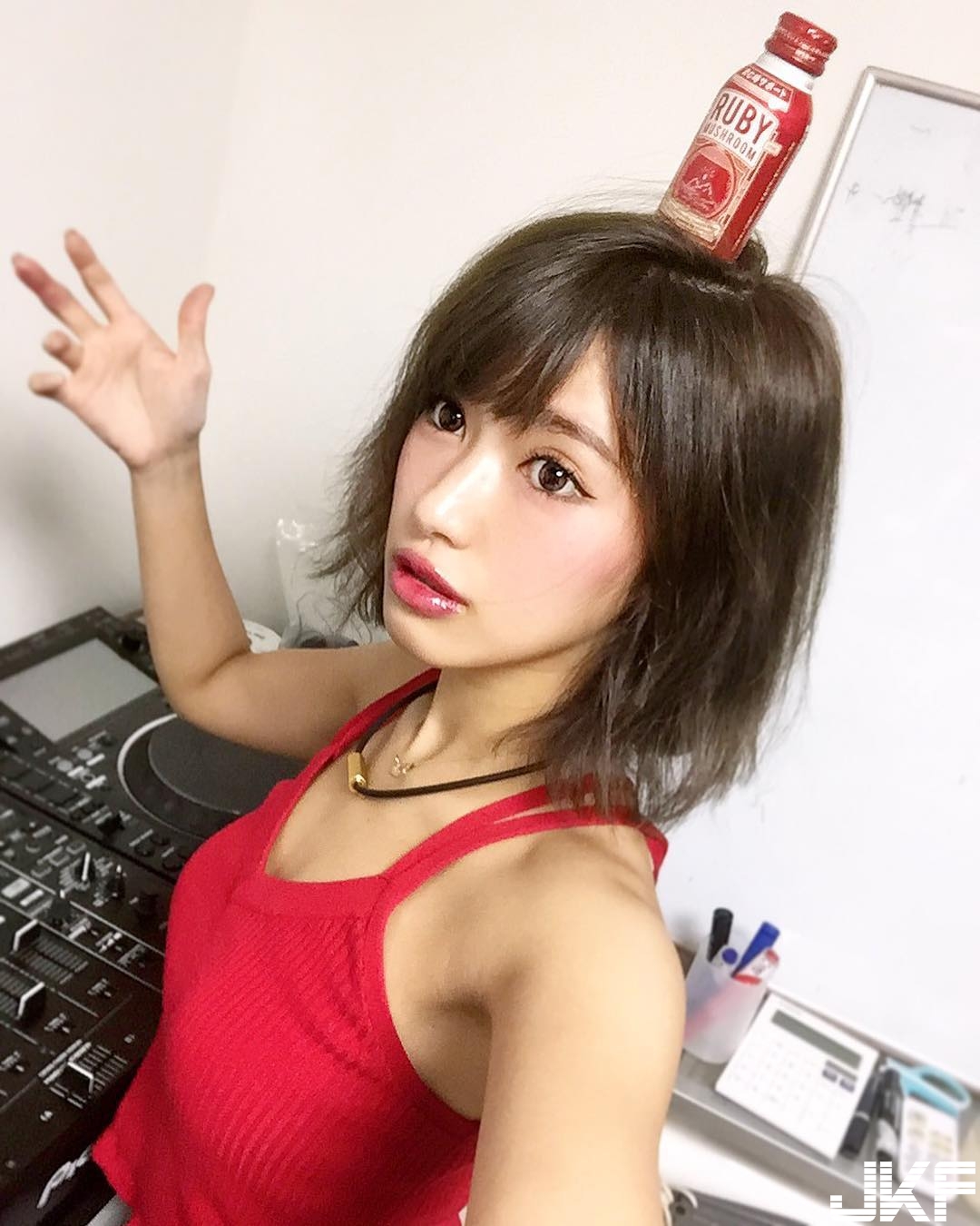 色色的！性感女DJ「爆乳健身」　寬鬆球衣「霸氣側露」渾圓美乳！