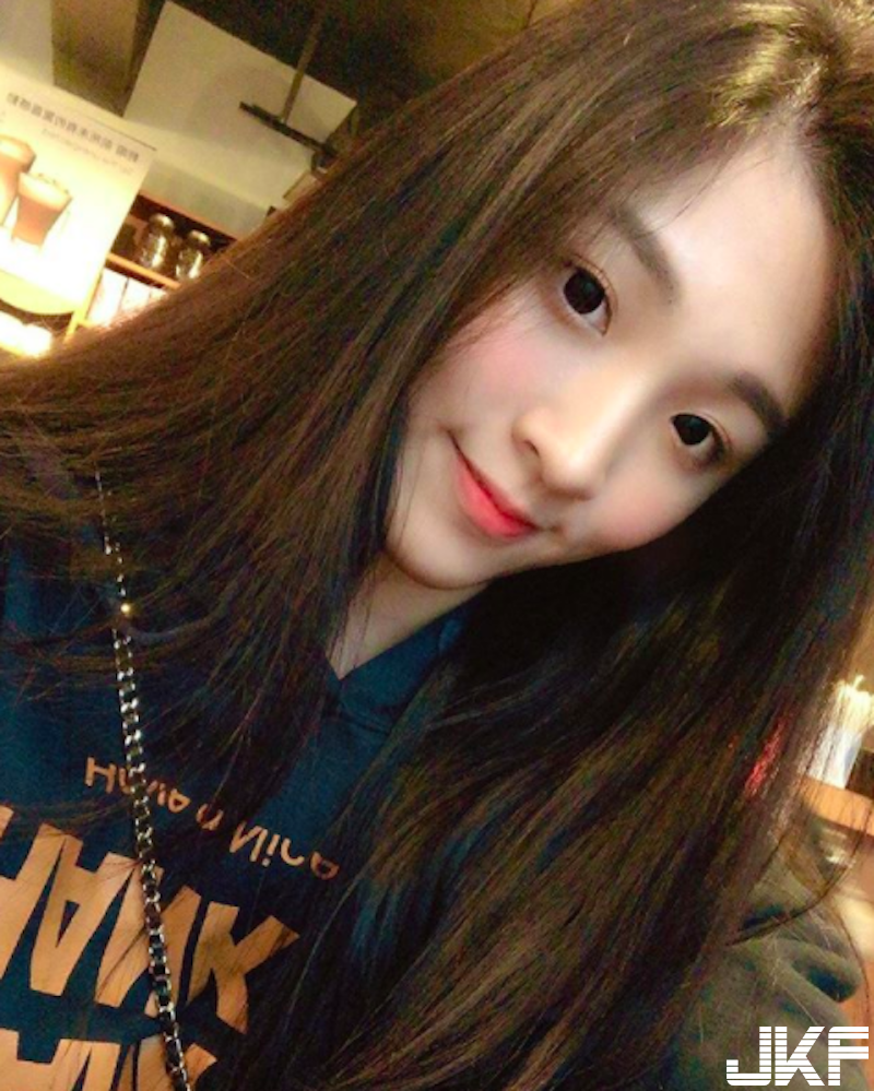 逛街驚見「長腿正妹」挑球鞋！小熱褲下「白皙美腿」太猖狂！IG裡面滿滿腿照啊！