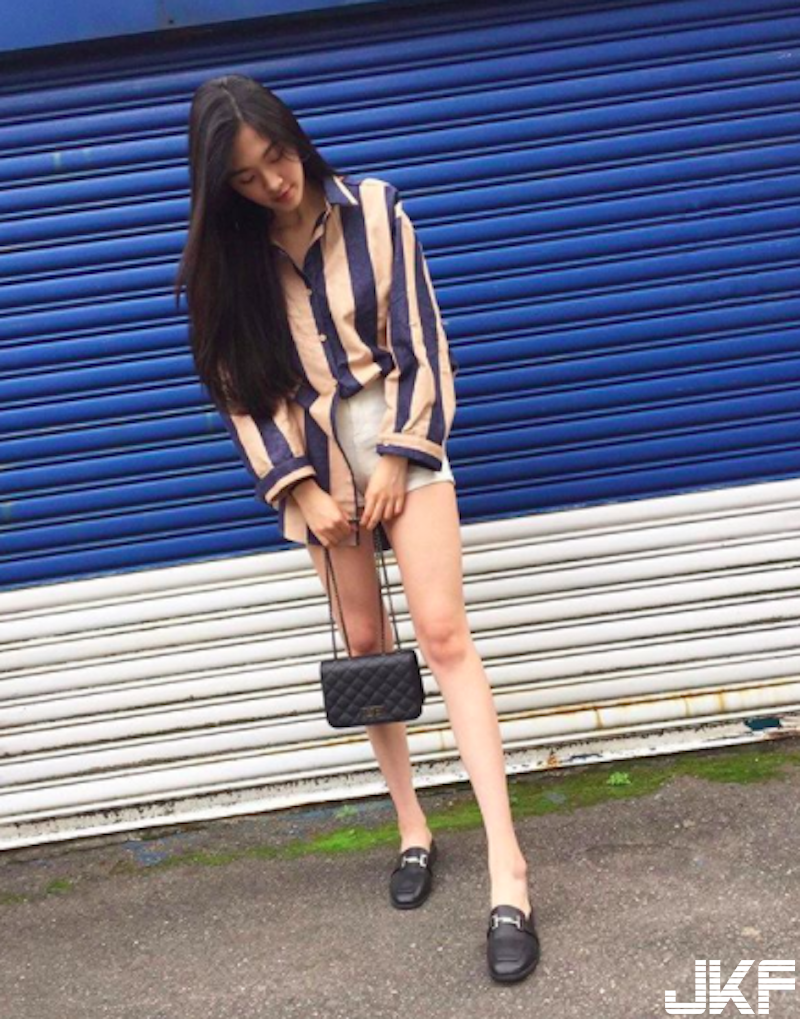 逛街驚見「長腿正妹」挑球鞋！小熱褲下「白皙美腿」太猖狂！IG裡面滿滿腿照啊！