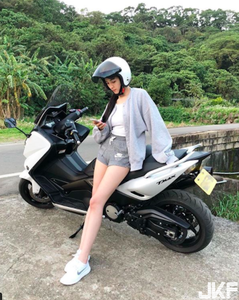 逛街驚見「長腿正妹」挑球鞋！小熱褲下「白皙美腿」太猖狂！IG裡面滿滿腿照啊！