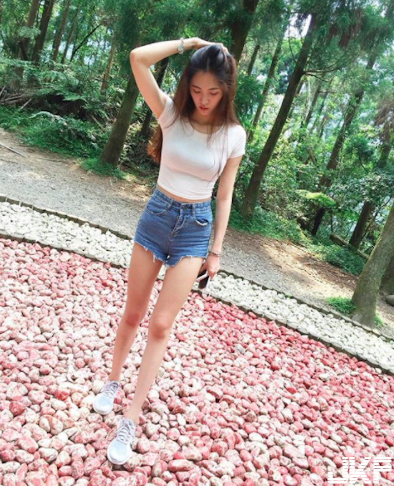 逛街驚見「長腿正妹」挑球鞋！小熱褲下「白皙美腿」太猖狂！IG裡面滿滿腿照啊！