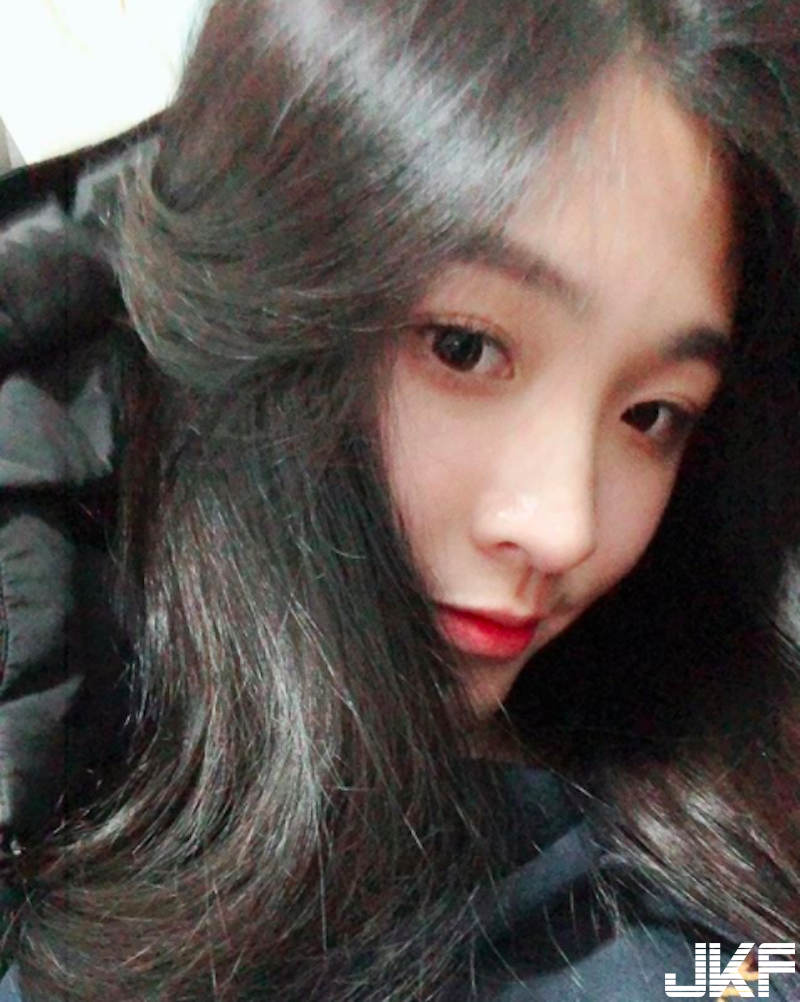 逛街驚見「長腿正妹」挑球鞋！小熱褲下「白皙美腿」太猖狂！IG裡面滿滿腿照啊！
