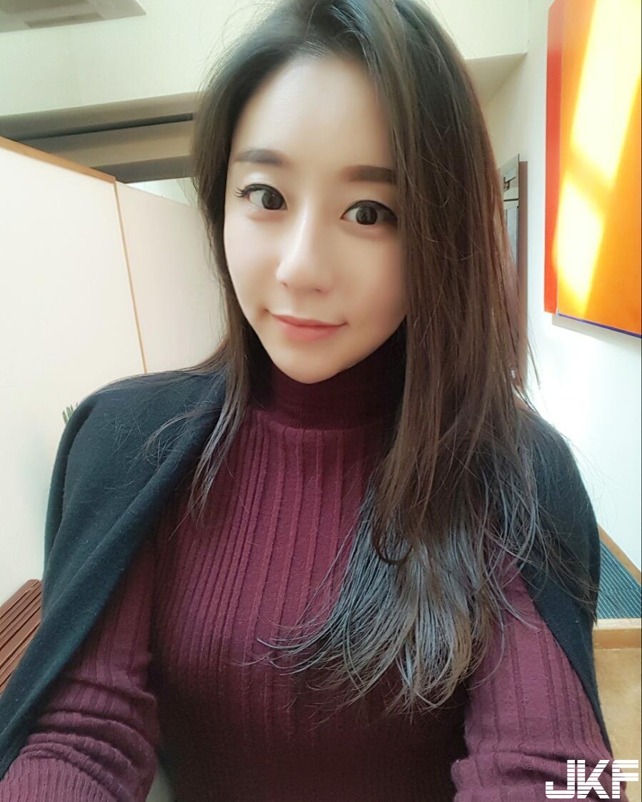 不科學！比基尼正妹大秀「深遂事業線」，藏不住一雙逆天長腿，讓網暴動啦！