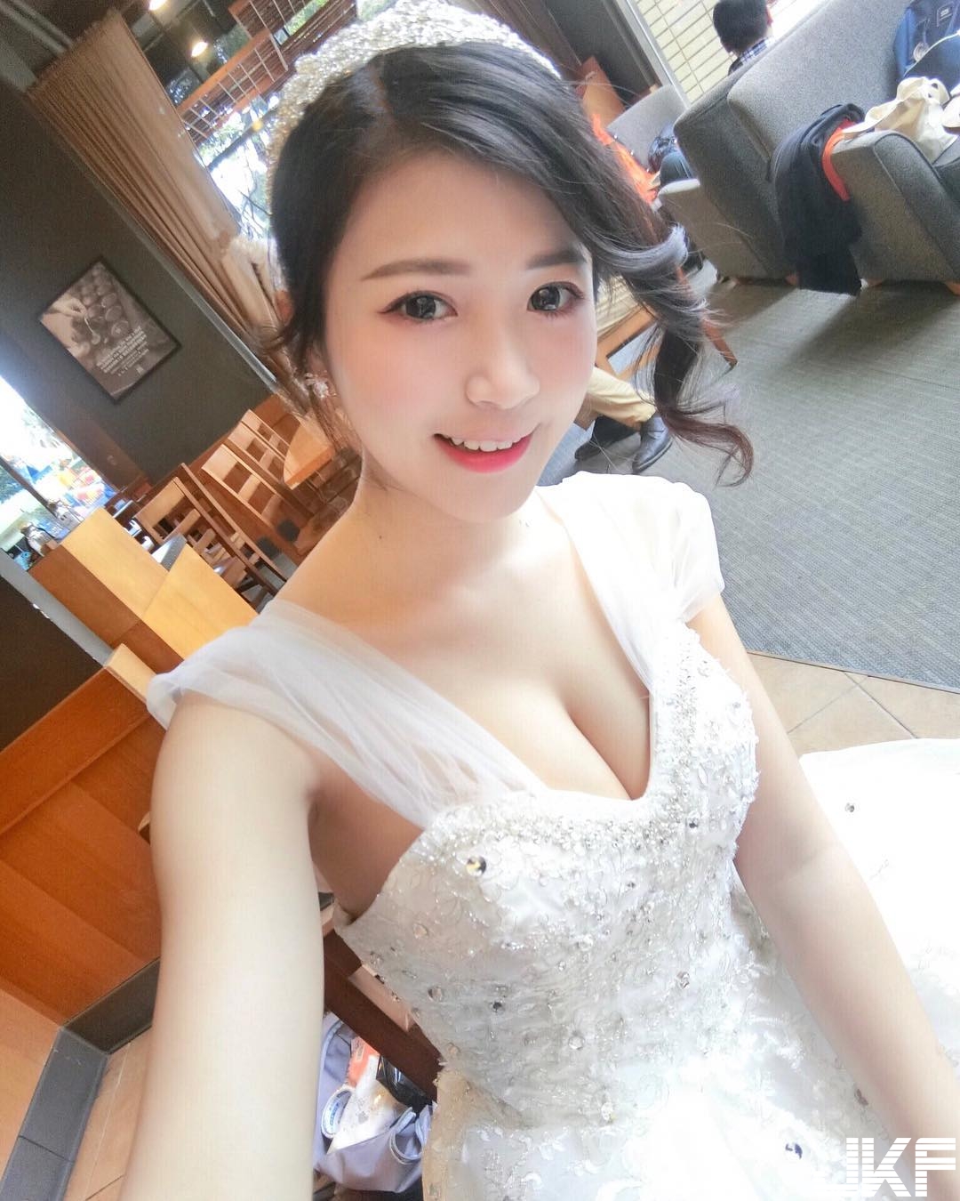 這是什麼play？「爆乳正妹」矇眼穿著紅色蕾絲，火辣身材讓人很想趁虛而入！