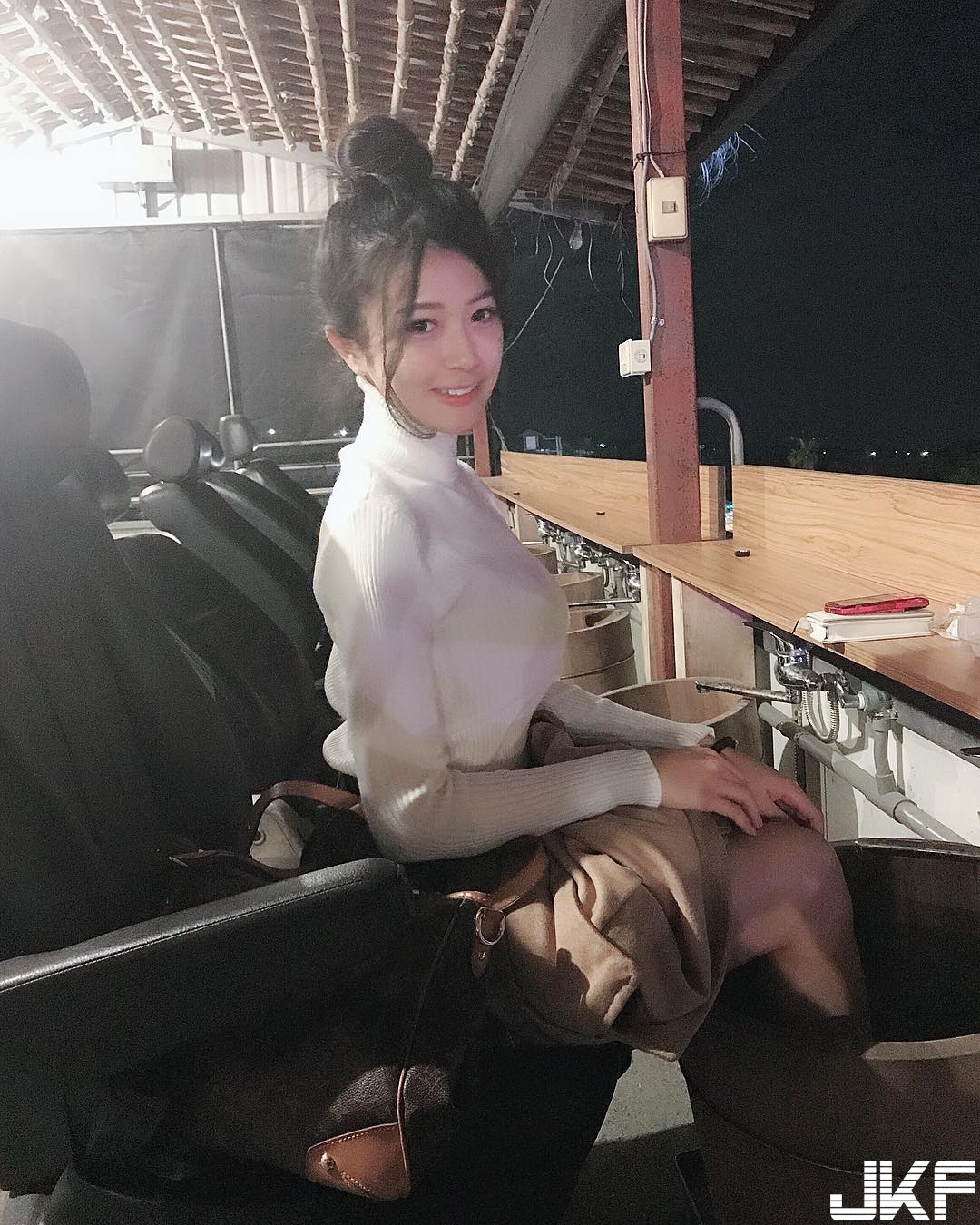 這是什麼play？「爆乳正妹」矇眼穿著紅色蕾絲，火辣身材讓人很想趁虛而入！