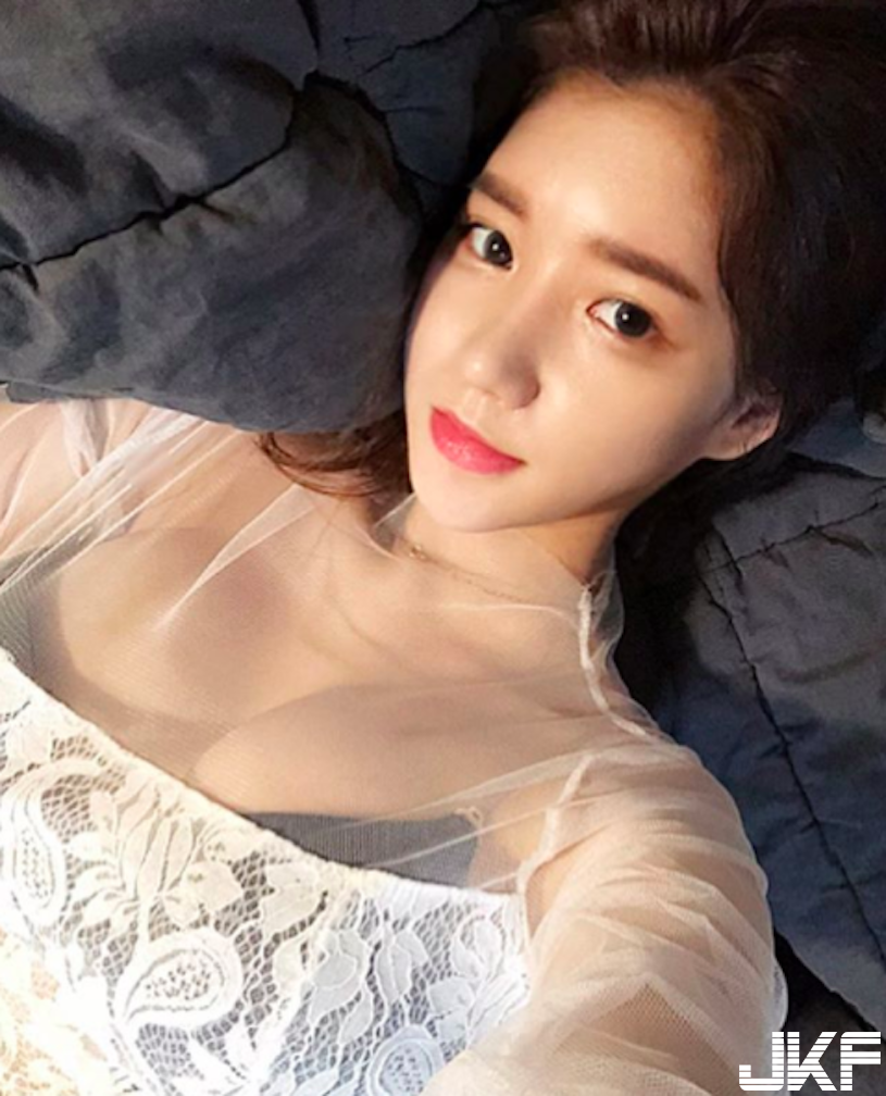 大胸正妹自拍「豐滿側乳」現形，「邪惡飽滿乳量」挺到極點了！