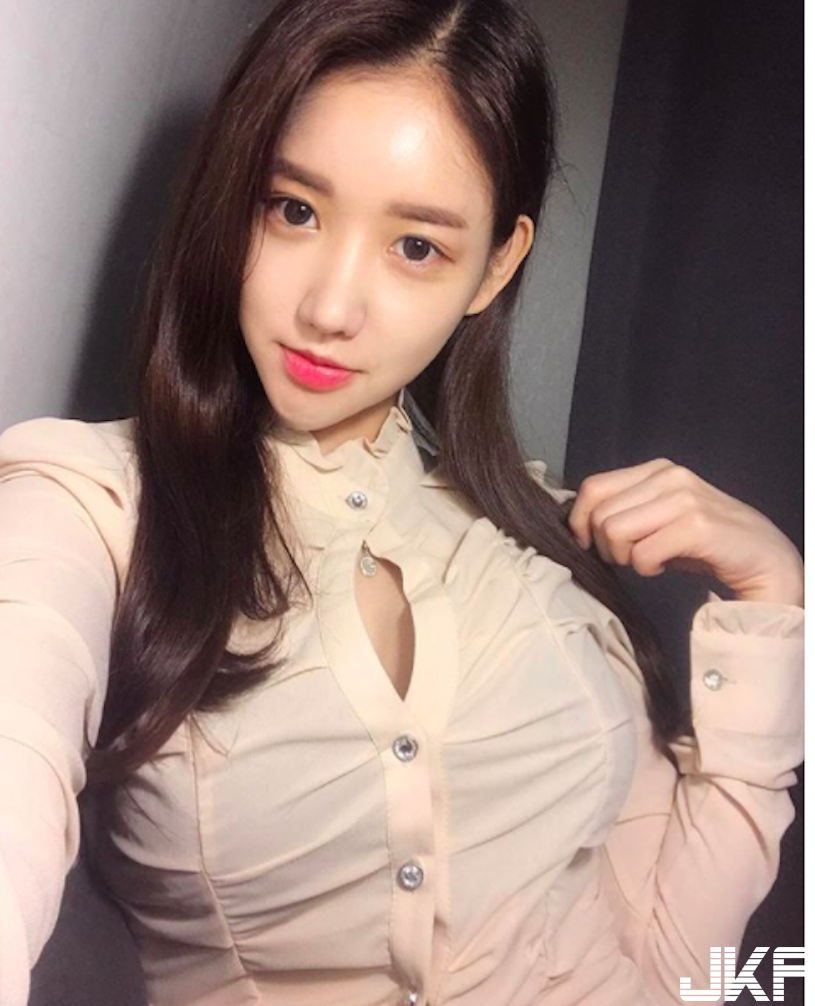 大胸正妹自拍「豐滿側乳」現形，「邪惡飽滿乳量」挺到極點了！
