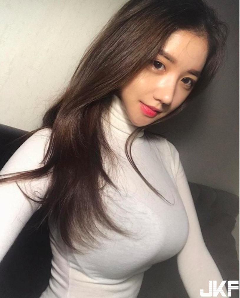 大胸正妹自拍「豐滿側乳」現形，「邪惡飽滿乳量」挺到極點了！