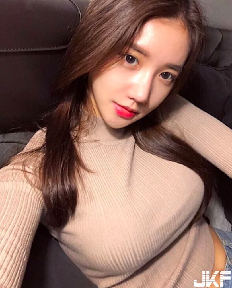 大胸正妹自拍「豐滿側乳」現形，「邪惡飽滿乳量」挺到極點了！
