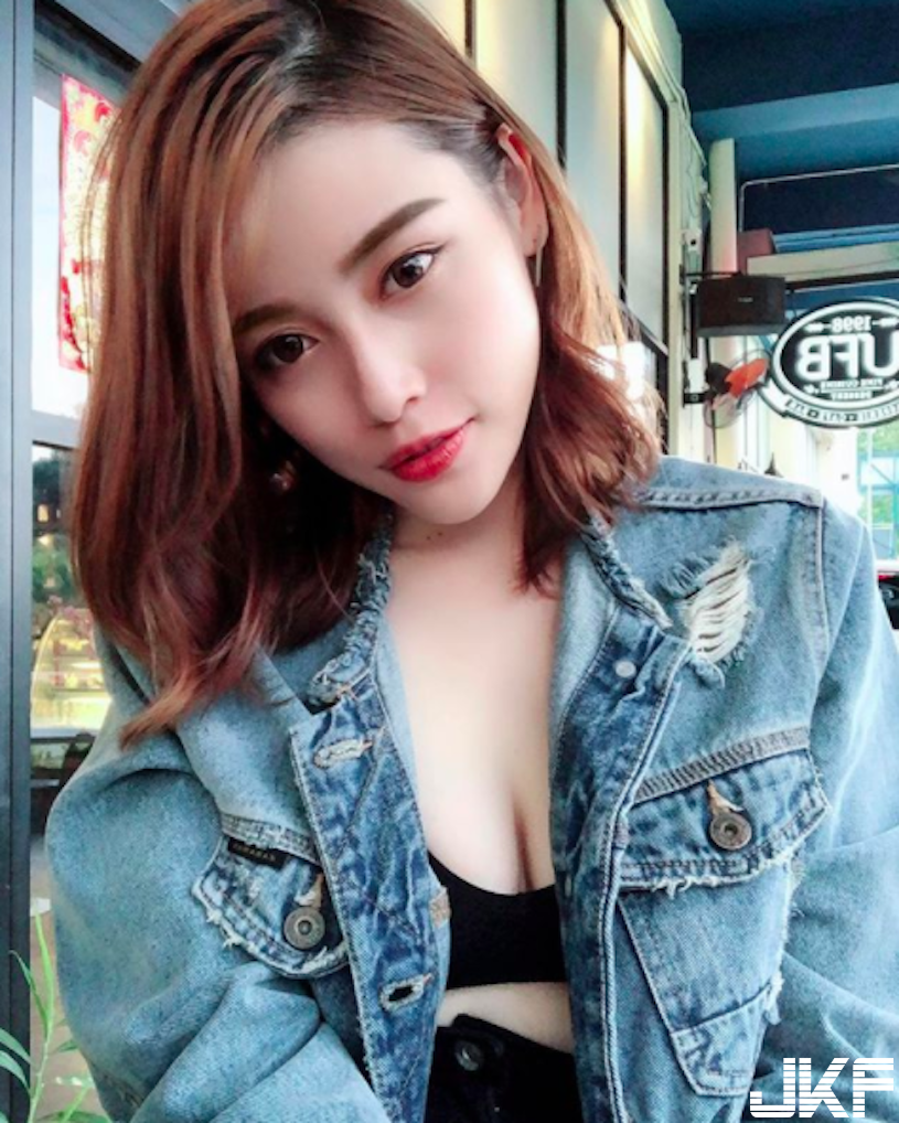 性感洋裝「直接開出深溝」！正妹「豐滿美乳」讓人好想征服啊！