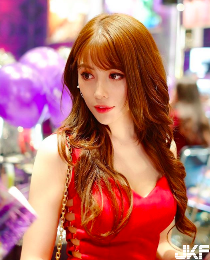 性感洋裝「直接開出深溝」！正妹「豐滿美乳」讓人好想征服啊！