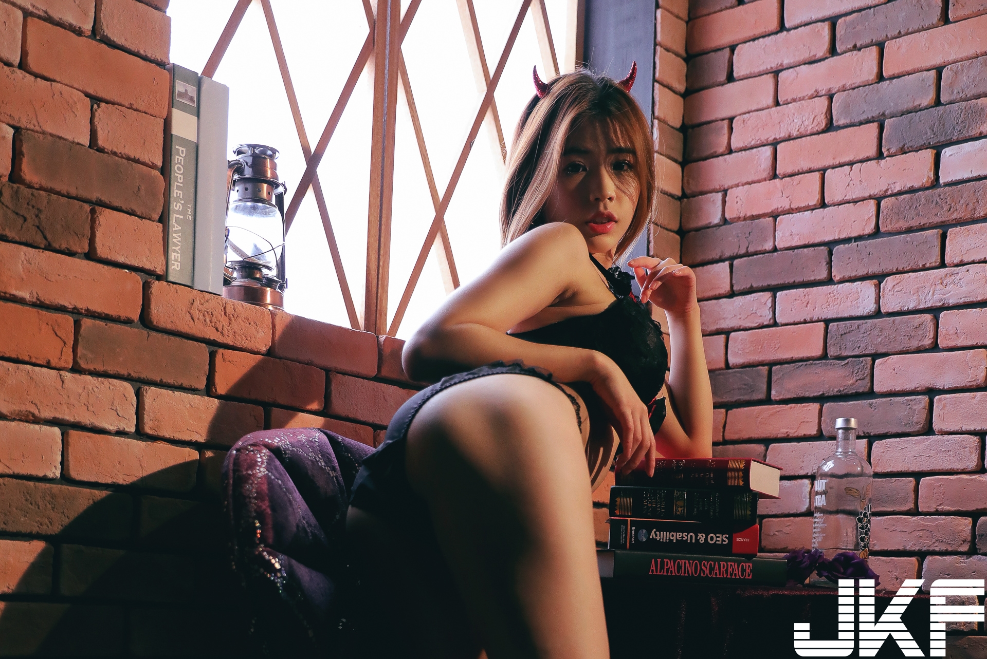 「爆乳女警」的地下監禁！「甜心Q匠」超惹火團拍，三種造型讓你一次滿足！