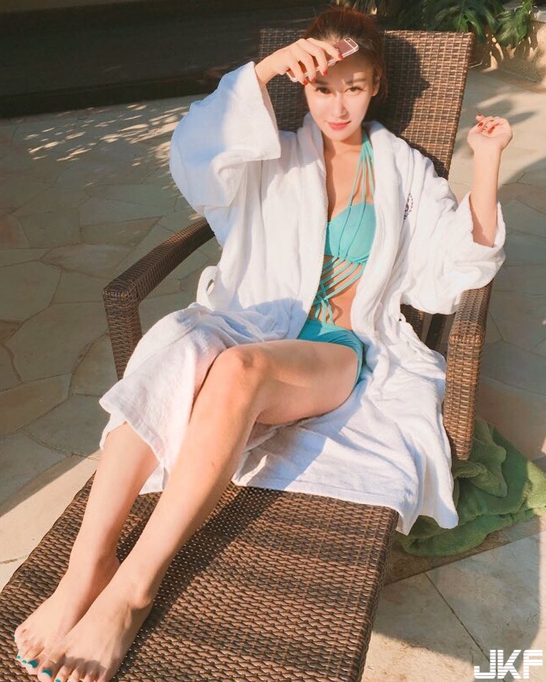 性感DJ自備「飽滿大球」台上大秀「專業奶力」，晃動震幅太大！讓人快要站不直啦