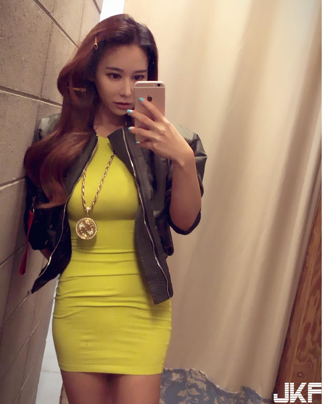 性感DJ自備「飽滿大球」台上大秀「專業奶力」，晃動震幅太大！讓人快要站不直啦