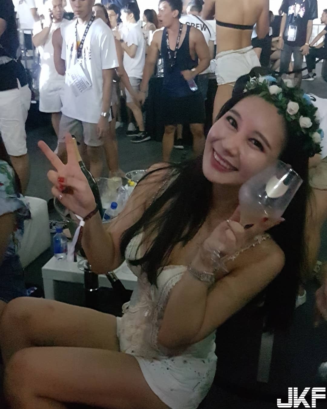 性感DJ自備「飽滿大球」台上大秀「專業奶力」，晃動震幅太大！讓人快要站不直啦