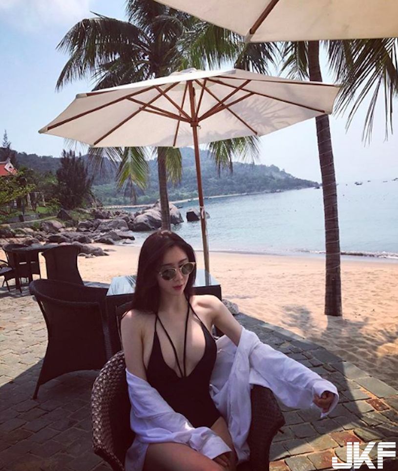 極品好身材！高顏值「美胸正妹」水蛇腰超迷人！滿滿的「誘惑畫面」讓人心癢癢…