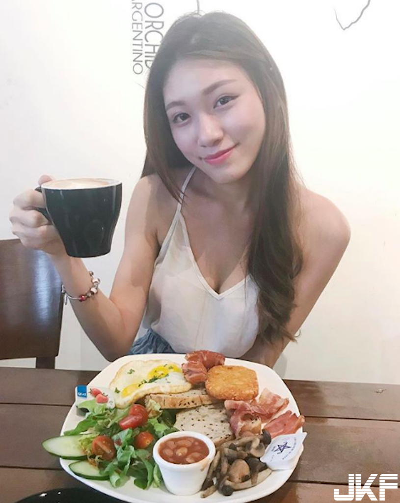 超火辣！路邊驚見「美胸正妹」顏值讓人融化！天菜級「甜美笑容」引網友瘋傳