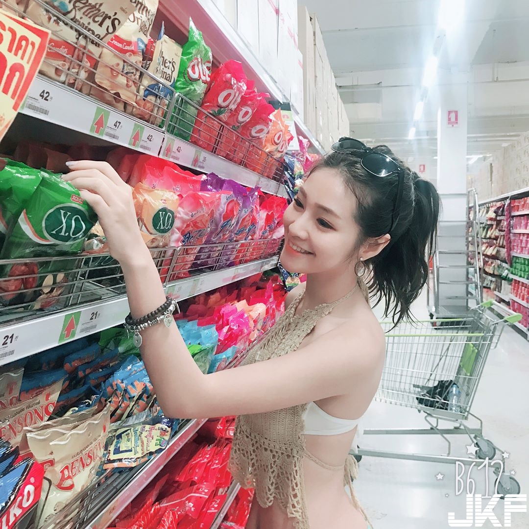 甜美笑容100分！「氣質甜心」完美身形弧線，「飽滿美乳」超養眼！