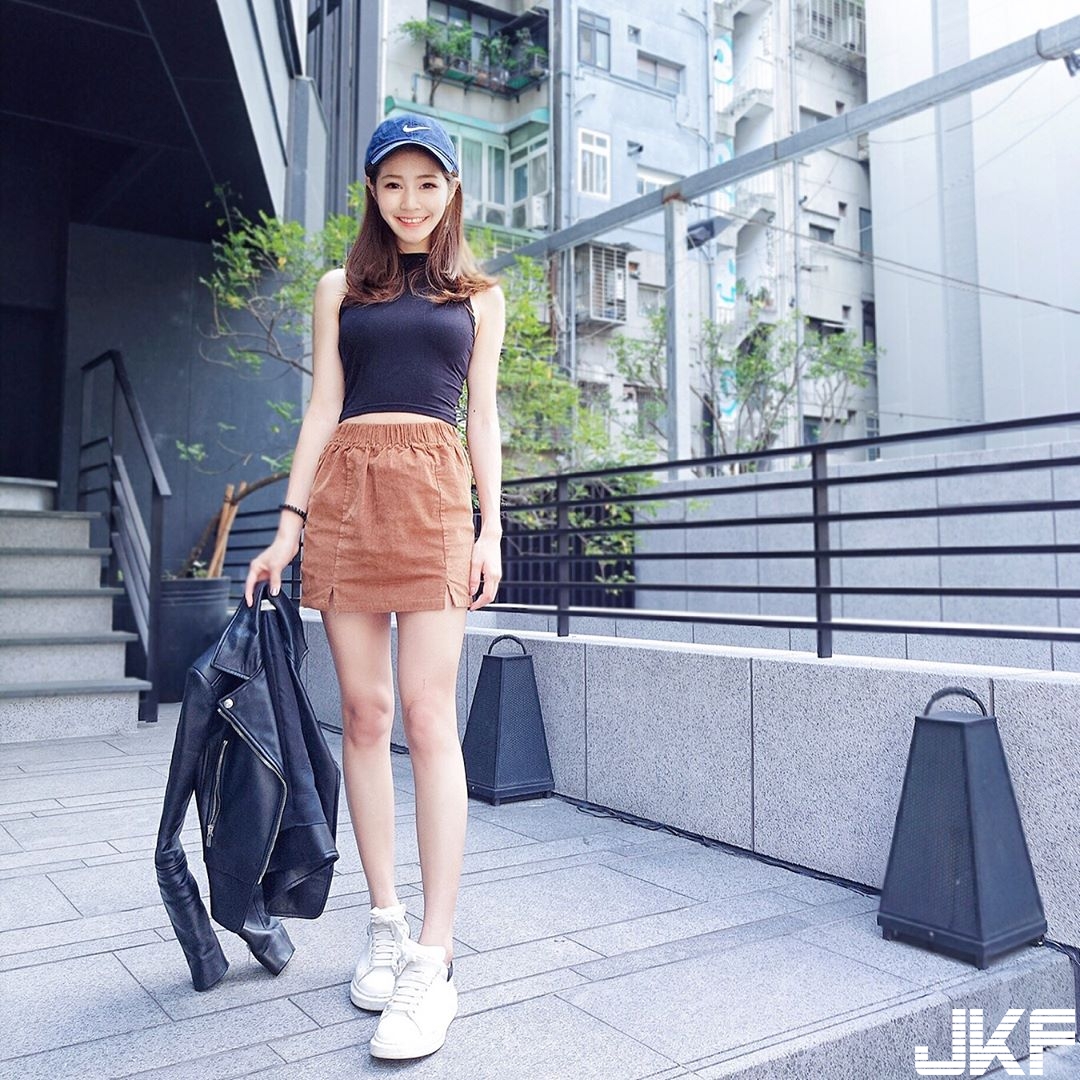 甜美笑容100分！「氣質甜心」完美身形弧線，「飽滿美乳」超養眼！