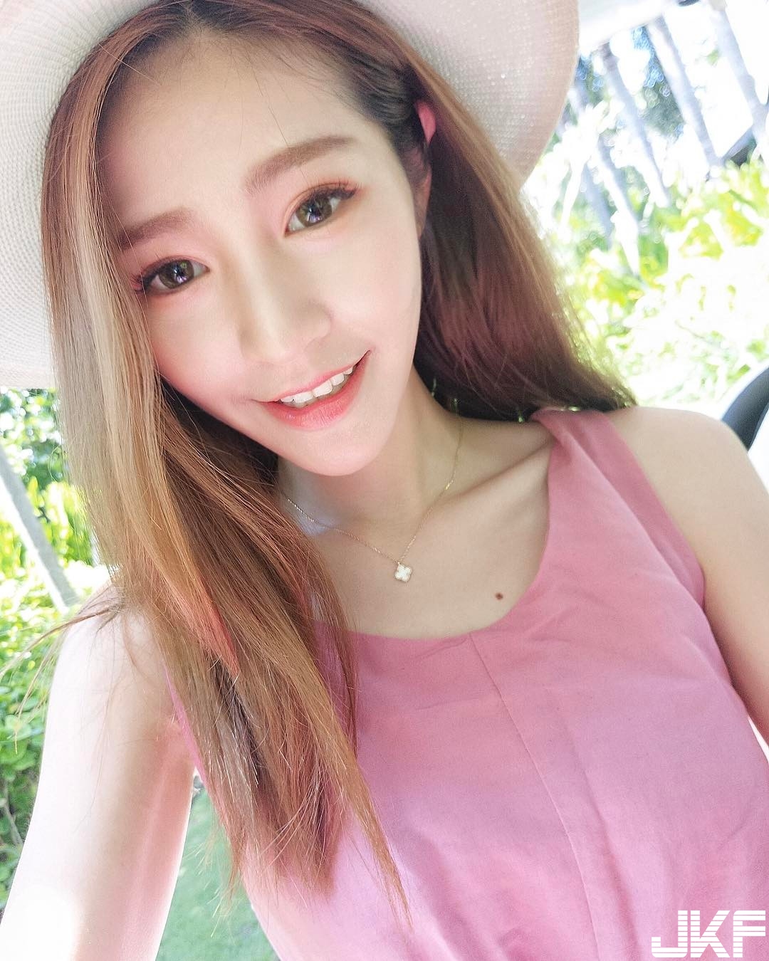 甜美笑容100分！「氣質甜心」完美身形弧線，「飽滿美乳」超養眼！