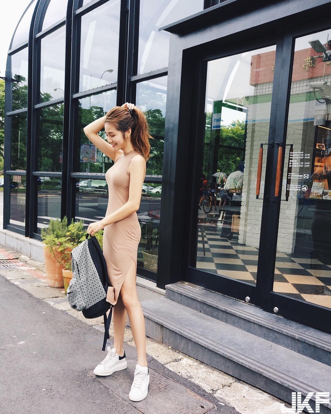 甜美笑容100分！「氣質甜心」完美身形弧線，「飽滿美乳」超養眼！