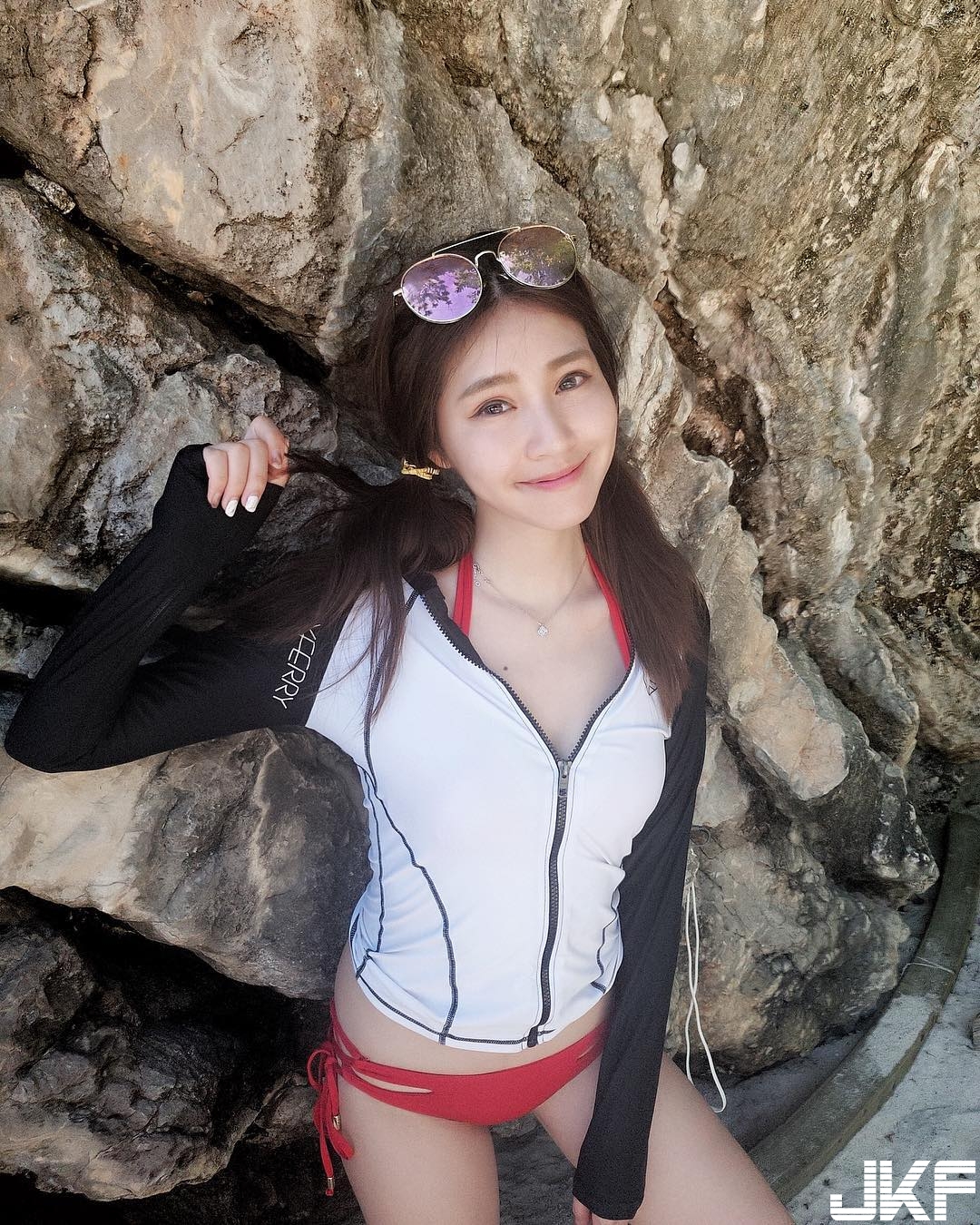 甜美笑容100分！「氣質甜心」完美身形弧線，「飽滿美乳」超養眼！