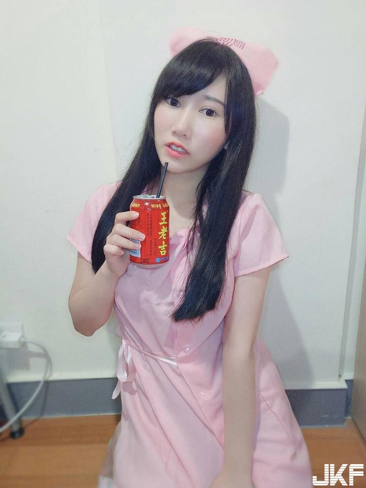 超邪惡！隔壁女同學「制服半敞」美乳都看光了！根本逼人跟她一起翹課啊…