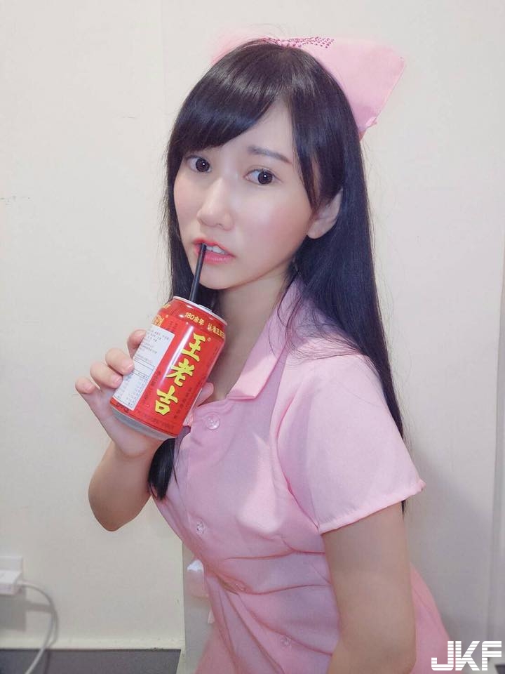 超邪惡！隔壁女同學「制服半敞」美乳都看光了！根本逼人跟她一起翹課啊…