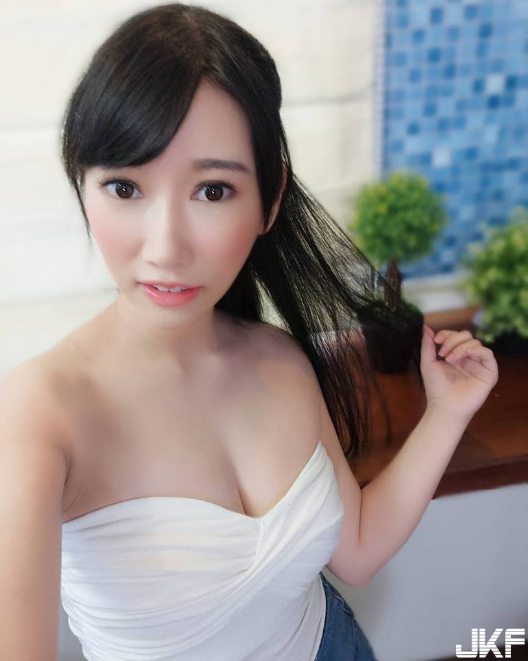 超邪惡！隔壁女同學「制服半敞」美乳都看光了！根本逼人跟她一起翹課啊…