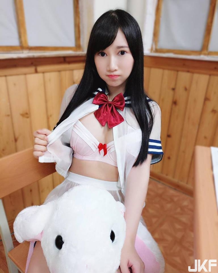 超邪惡！隔壁女同學「制服半敞」美乳都看光了！根本逼人跟她一起翹課啊…