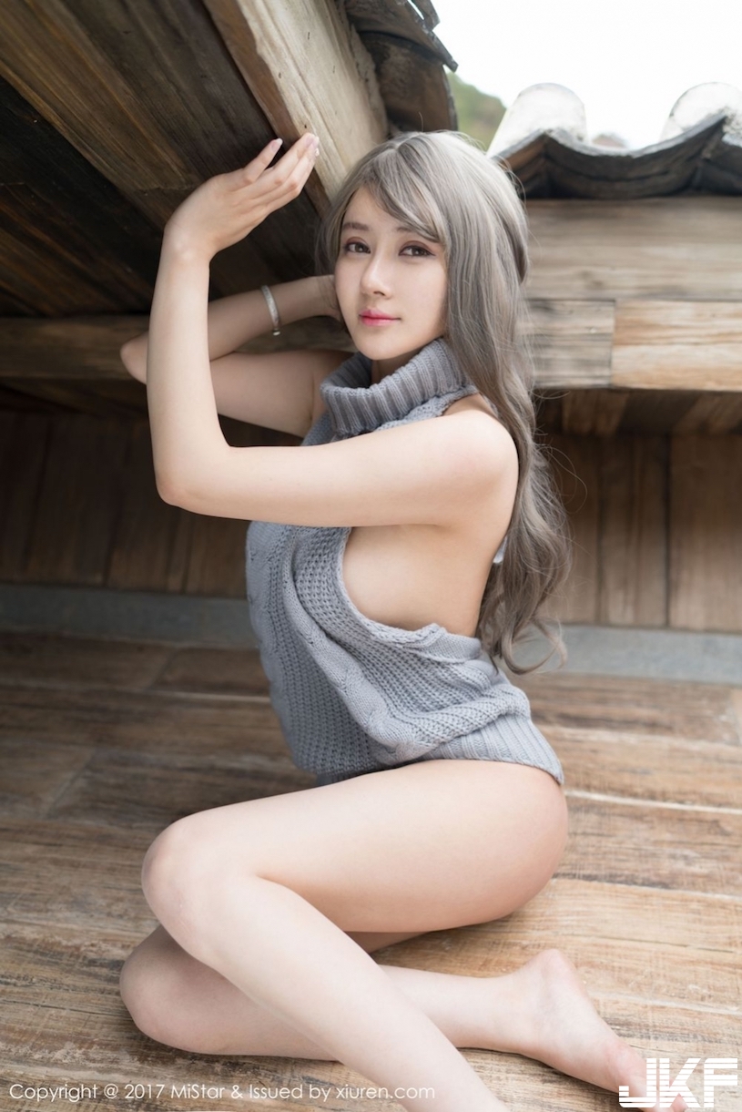 嫩模童貞毛衣「外露雄偉南半球」，掀衣還有「白色小褲」，整個辣翻了！