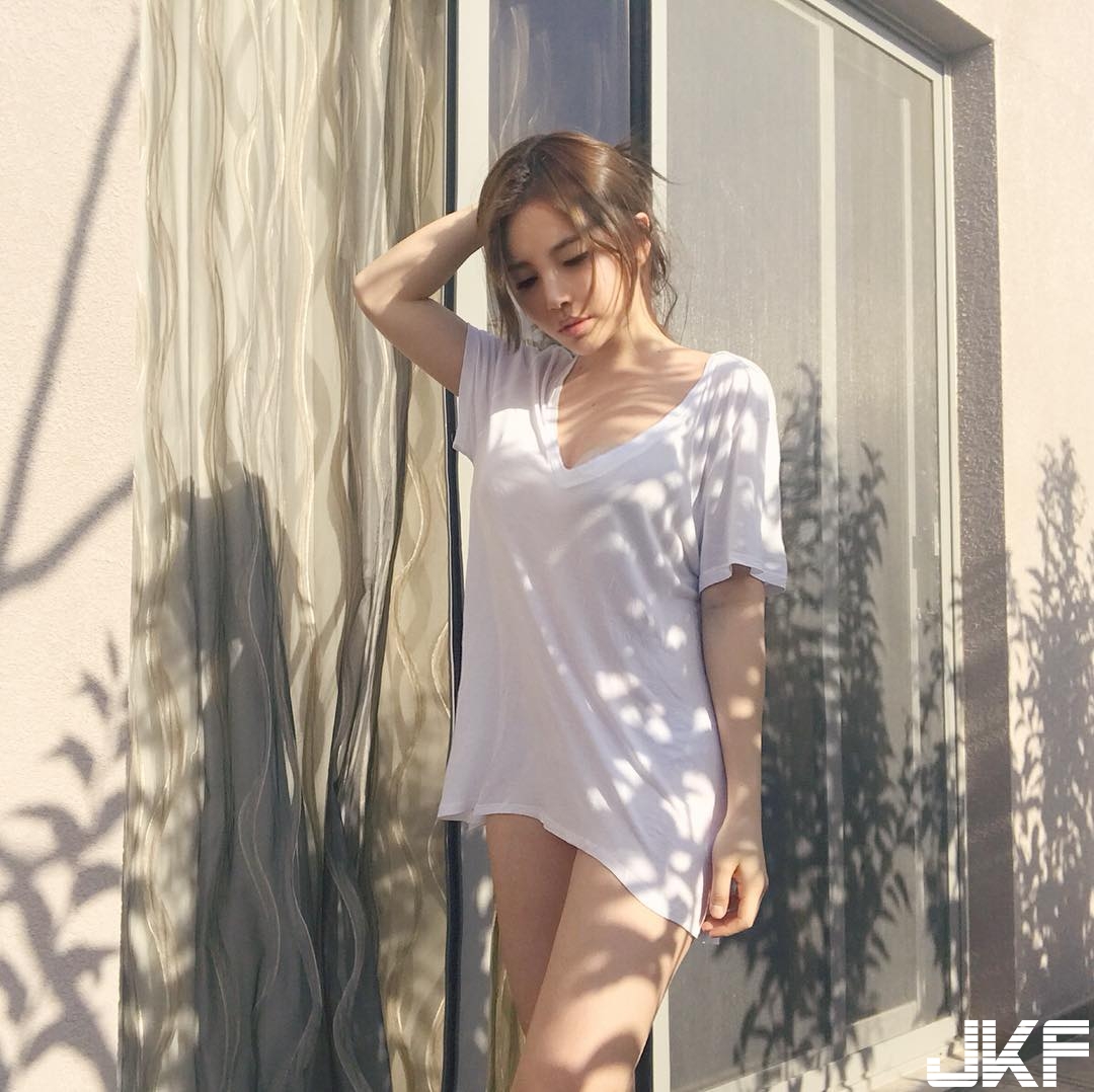 正妹展現「雄偉車頭燈」，養眼視角超立體！「深長事業線」讓人想一頭栽進！