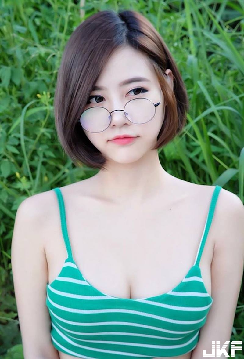 加菜啦！「短髮大奶妹」介紹生猛海鮮餐！「鮮美白皙圓乳」整個從衣服露出來！