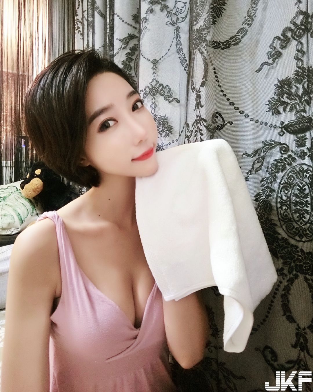 正妹深V開到底大秀「深長事業線」，過人乳量快炸開！充滿濃濃奶香味！