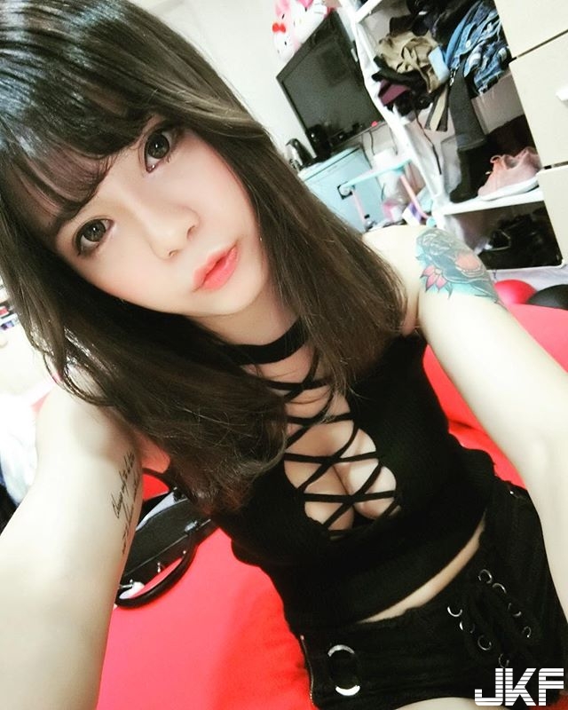 150小隻馬 容容 平常衣服穿好看不出一脫下兩個大白兔就繃出來! - 素人正妹 -