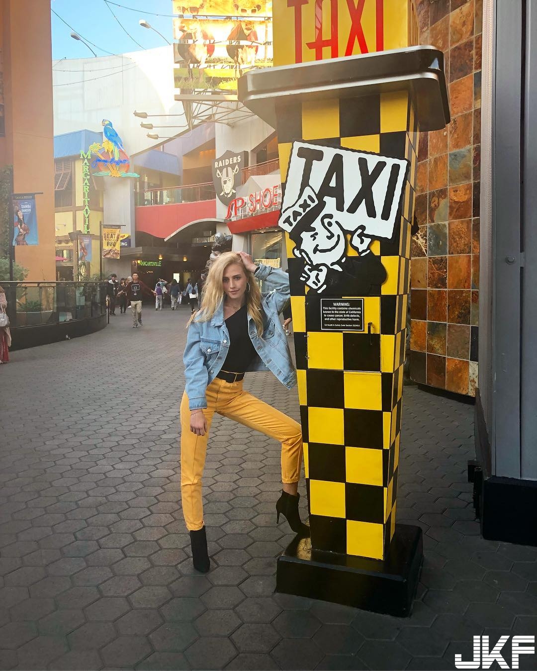 氣質完勝！「鄰家系女孩」只穿小褲褲露修長美腿　甜美又性感讓人秒戀愛