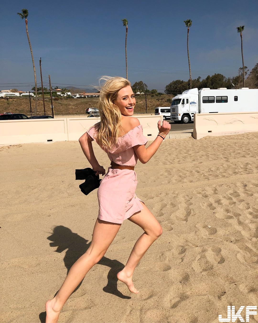 氣質完勝！「鄰家系女孩」只穿小褲褲露修長美腿　甜美又性感讓人秒戀愛