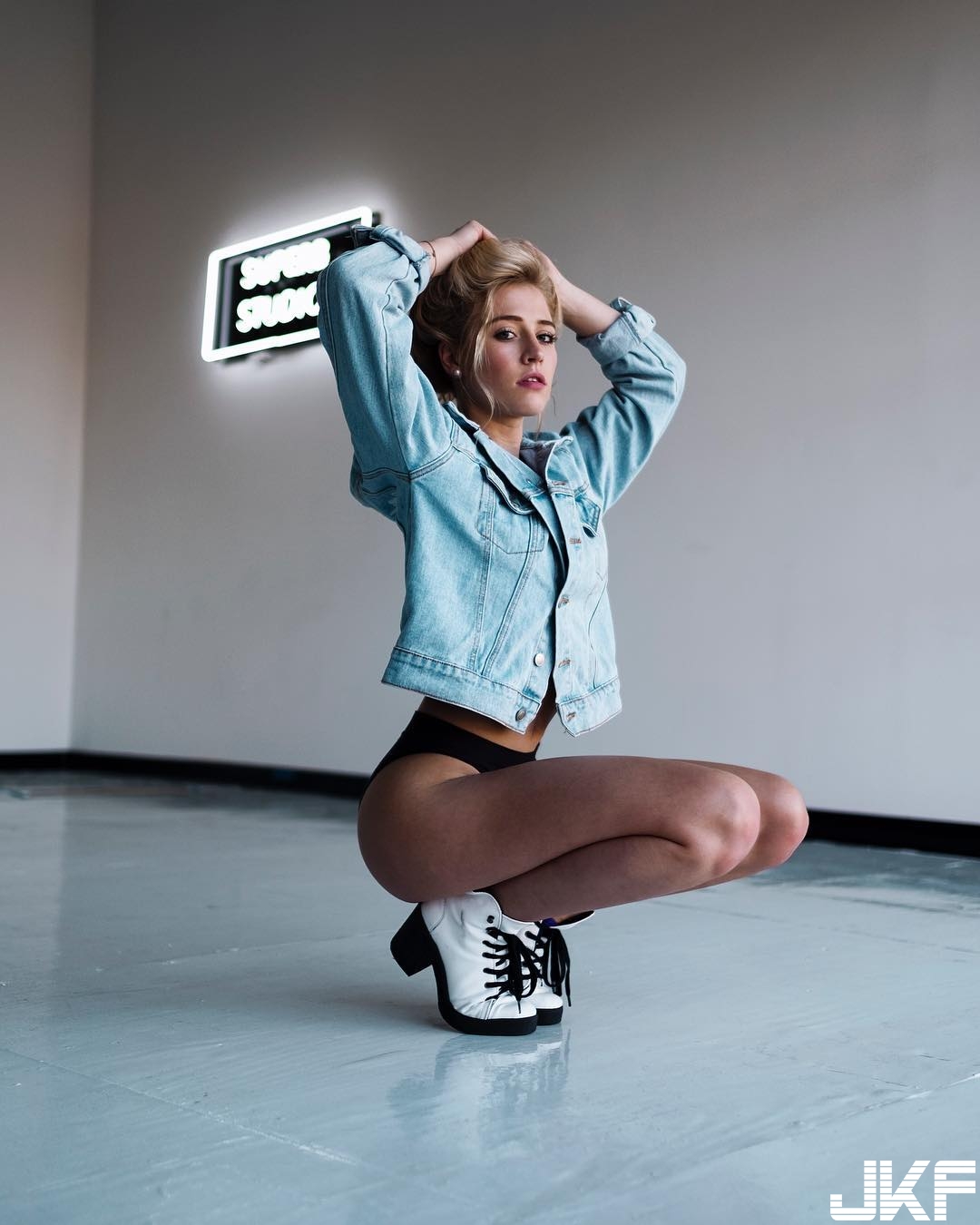 氣質完勝！「鄰家系女孩」只穿小褲褲露修長美腿　甜美又性感讓人秒戀愛