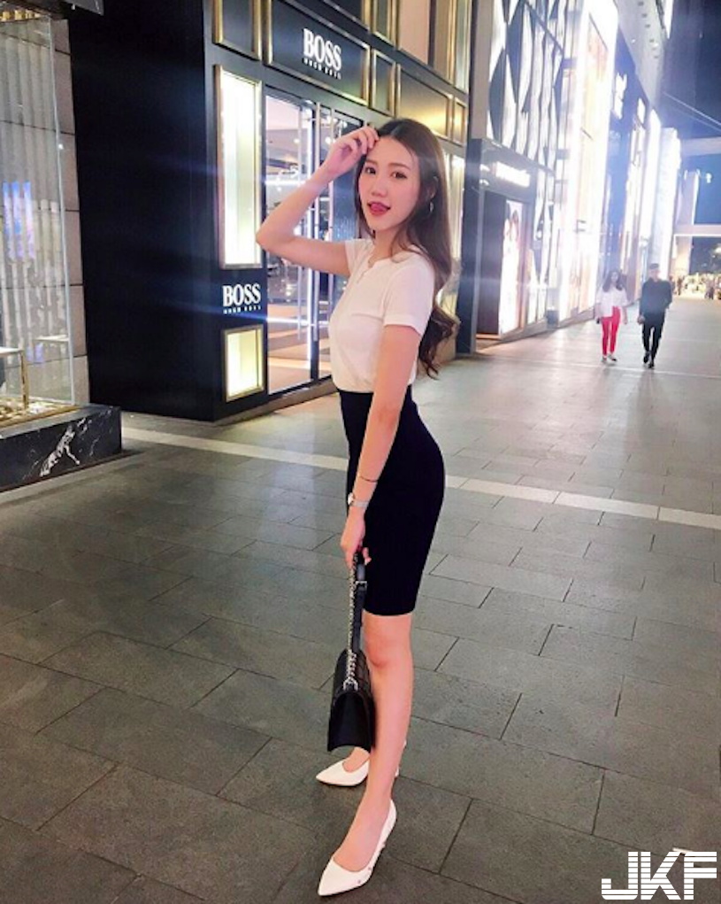 戀愛了！超白皙「美腿正妹」身材有夠逆天！滿滿的「誘惑視角」實在太養眼啦…