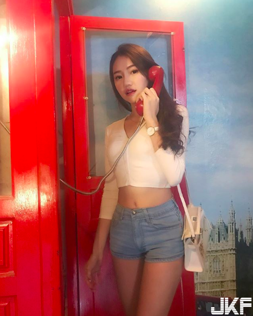 戀愛了！超白皙「美腿正妹」身材有夠逆天！滿滿的「誘惑視角」實在太養眼啦…