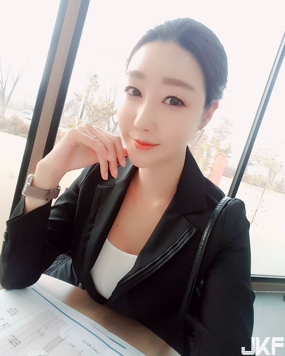 衣服太小件！正妹「過人奶量」快撐爆上衣，「混圓大長輩」忍不住探出頭來！