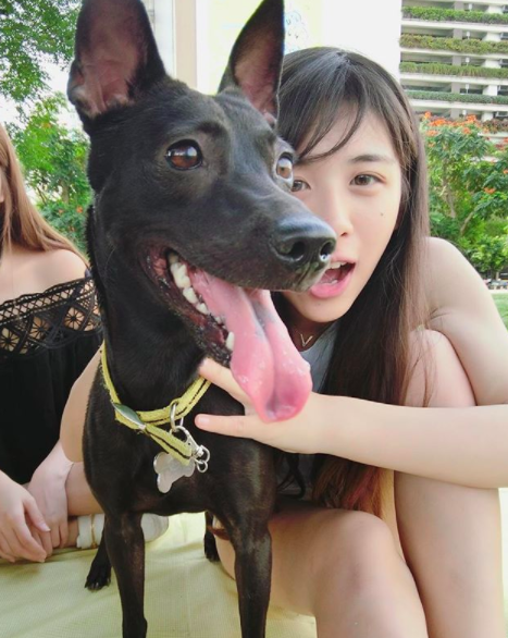 戀愛了！「超白嫩正妹」海邊衝浪大秀「渾圓美乳」，男友視角讓路人都醉了！