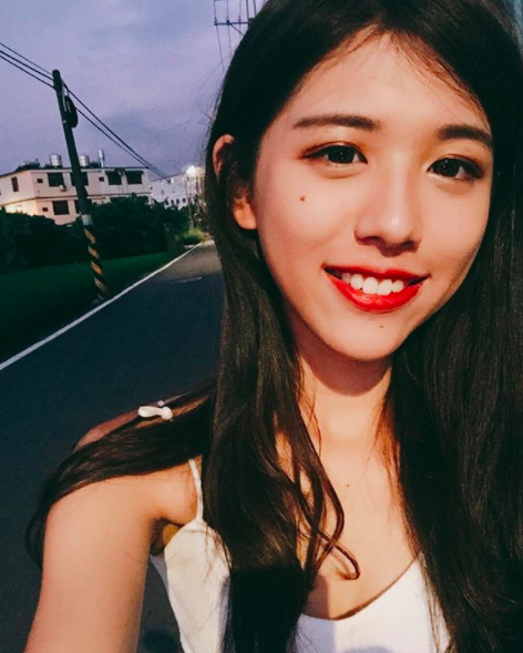 戀愛了！「超白嫩正妹」海邊衝浪大秀「渾圓美乳」，男友視角讓路人都醉了！