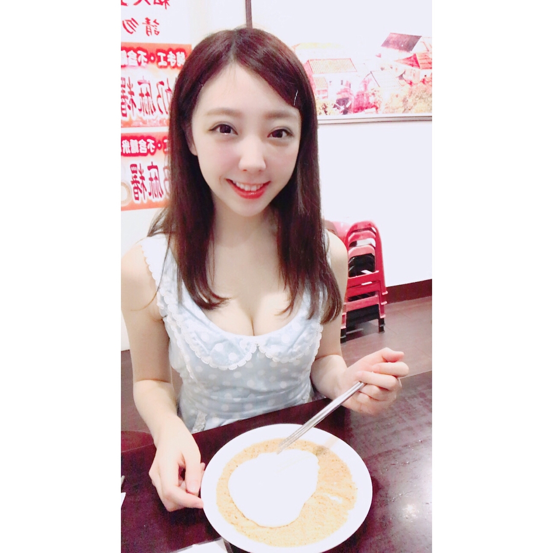 激萌！「甜美正妹」笑容實在太卡哇伊，搭配火辣身材更讓人瞬間戀愛！