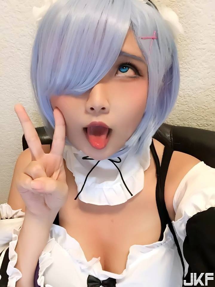 老司機都懂！「爆乳Coser」神還原小黃本的極點表情，色氣太重太銷魂！